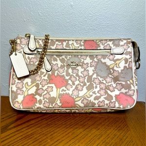 Coach Nolita Wristlet 24 In Yankee Floral
Print Coated Canvas